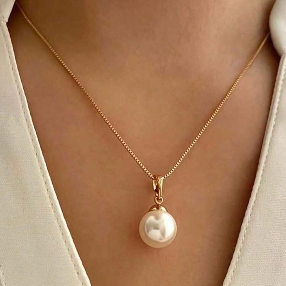 Elegant Gold and Pearl Necklace Set - Picture 3 of 7